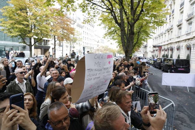 Céline Dion greets her fans in the rain as she leaves the Royal Monceau Hotel in Paris, before heading to the La Plénitude Arena in Paris La Défense to continue her concert series, October 7, 2026 Marc Ausset Lacroix Bestimage Celine Dion greets fans in the rain as she leaves the Royal Monceau Hotel in Paris, before heading to the La Plénitude Arena at Paris La Défense to continue her concert series on October 7, 2026 Paris, France  Copyright: xMarcxAussetxLacroixx xBestimagexMarcxAussetxLacroixx xBestimagex