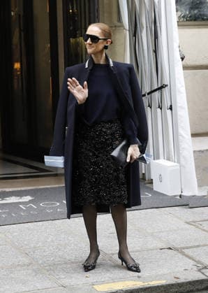 Céline Dion greets her fans in the rain as she leaves the Royal Monceau Hotel in Paris, before heading to the La Plénitude Arena in Paris La Défense to continue her concert series, October 7, 2026 Marc Ausset Lacroix Bestimage Celine Dion greets fans in the rain as she leaves the Royal Monceau Hotel in Paris, before heading to the La Plénitude Arena at Paris La Défense to continue her concert series on October 7, 2026 Paris, France  Copyright: xMarcxAussetxLacroixx xBestimagexMarcxAussetxLacroixx xBestimagex