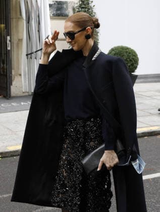 Céline Dion greets her fans in the rain as she leaves the Royal Monceau Hotel in Paris, before heading to the La Plénitude Arena in Paris La Défense to continue her concert series, October 7, 2026 Marc Ausset Lacroix Bestimage Celine Dion greets fans in the rain as she leaves the Royal Monceau Hotel in Paris, before heading to the La Plénitude Arena at Paris La Défense to continue her concert series on October 7, 2026 Paris, France  Copyright: xMarcxAussetxLacroixx xBestimagexMarcxAussetxLacroixx xBestimagex