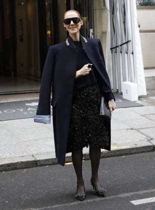 Céline Dion greets her fans in the rain as she leaves the Royal Monceau Hotel in Paris, before heading to the La Plénitude Arena in Paris La Défense to continue her concert series, October 7, 2026 Marc Ausset Lacroix Bestimage Celine Dion greets fans in the rain as she leaves the Royal Monceau Hotel in Paris, before heading to the La Plénitude Arena at Paris La Défense to continue her concert series on October 7, 2026 Paris France  Copyright: xMarcxAussetxLacroixx xBestimagexMarcxAussetxLacroixx xBestimagex