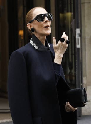 Céline Dion greets her fans in the rain as she leaves the Royal Monceau Hotel in Paris, before heading to the La Plénitude Arena in Paris La Défense to continue her concert series, October 7, 2026 Marc Ausset Lacroix Bestimage Celine Dion greets fans in the rain as she leaves the Royal Monceau Hotel in Paris, before heading to the La Plénitude Arena at Paris La Défense to continue her concert series on October 7, 2026 Paris France  Copyright: xMarcxAussetxLacroixx xBestimagexMarcxAussetxLacroixx xBestimagex