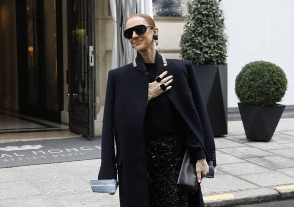 Céline Dion greets her fans in the rain as she leaves the Royal Monceau Hotel in Paris, before heading to the La Plénitude Arena in Paris La Défense to continue her concert series, October 7, 2026 Marc Ausset Lacroix Bestimage Celine Dion greets fans in the rain as she leaves the Royal Monceau Hotel in Paris, before heading to the La Plénitude Arena at Paris La Défense to continue her concert series on October 7, 2026 Paris, France  Copyright: xMarcxAussetxLacroixx xBestimagexMarcxAussetxLacroixx xBestimagex