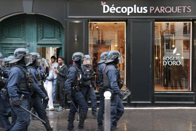 Student blockade near Sciences Po Paris PARIS, FRANCE - OCTOBER 7: A heavy police presence is deployed at the scene as students denounce conditions in the education system and express solidarity with mobilized high school students in Paris, France, on October 7, 2026. Students gather behind makeshift barricades made of trash bins and metal barriers near Sciences Po Paris as part of ongoing mobilization linked to the broader high school and university protest movement. Umit Donmez Anadolu Paris France. Editorial use only. Please get in touch for any other usage.  Copyright: x2026xAnadoluxUmitxDonmezx