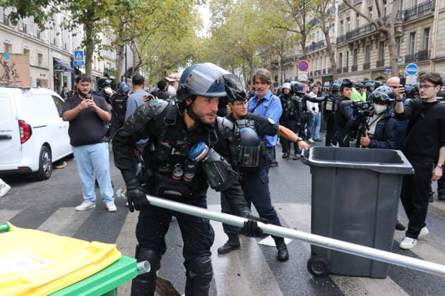 Student blockade near Sciences Po Paris PARIS, FRANCE - OCTOBER 7: A heavy police presence is deployed at the scene as students denounce conditions in the education system and express solidarity with mobilized high school students in Paris, France, on October 7, 2026. Students gather behind makeshift barricades made of trash bins and metal barriers near Sciences Po Paris as part of ongoing mobilization linked to the broader high school and university protest movement. Umit Donmez Anadolu Paris France. Editorial use only. Please get in touch for any other usage.  Copyright: x2026xAnadoluxUmitxDonmezx
