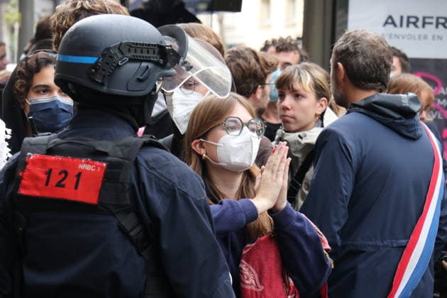 Student blockade near Sciences Po Paris PARIS, FRANCE - OCTOBER 7: A heavy police presence is deployed at the scene as students denounce conditions in the education system and express solidarity with mobilized high school students in Paris, France, on October 7, 2026. Students gather behind makeshift barricades made of trash bins and metal barriers near Sciences Po Paris as part of ongoing mobilization linked to the broader high school and university protest movement. Umit Donmez Anadolu Paris France. Editorial use only. Please get in touch for any other usage.  Copyright: x2026xAnadoluxUmitxDonmezx