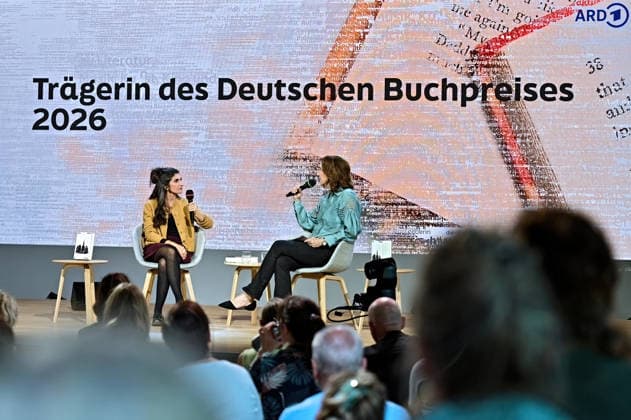 Frankfurter Buchmesse 2026. Schriftstellerin Shida Bazyar ( Gewinnerin Deutscher Buchpreis 2026 ) im Gespräch mit Cecile Schortmann am 07.10.2026 auf der Frankfurter Buchmesse. 20261007MWI151765