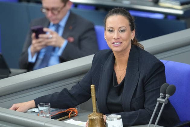 Deutscher Bundestag, 98. Plenarsitzung Caroline Bosbach (CDU) bei ihrem ersten Einsatz als Schriftfuehrerin auf dem ihrem Platz des Sitzungsvorstand im Plenum bei der 98. Sitzung des Deutschen Bundestag in Berlin, 07.10.2026 Berlin Berlin Deutschland