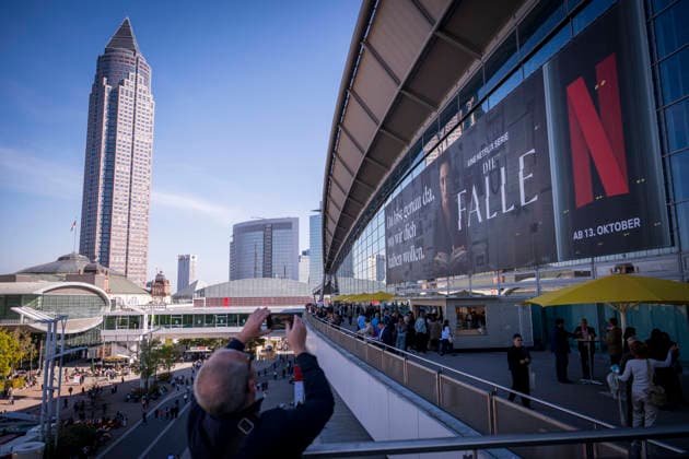Eroeffnung der 78. Frankfurter Buchmesse am Mittwoch (07.10.2026) in Frankfurt am Main. Zunaechst sind die Messehallen der Buchbranche vorbehalten, von Freitag 11 Uhr an bis zum Messeschluss am Sonntag sind auch Privatbesucher willkommen. Ehrengastland der Buchmesse ist in diesem Jahr Tschechien. Das Nachbarland praesentiert seine Literaturszene mit mehr als 100 Veranstaltungen. (Siehe epd-Meldung vom 07.10.2026)