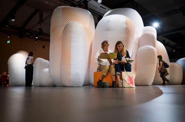 Eroeffnung der 78. Frankfurter Buchmesse am Mittwoch (07.10.2026) in Frankfurt am Main (Foto: Grossformatige Installationen im Pavillon des Gastlandes Tschechien auf der Buchmesse). Zunaechst sind die Messehallen der Buchbranche vorbehalten, von Freitag 11 Uhr an bis zum Messeschluss am Sonntag sind auch Privatbesucher willkommen. Ehrengastland der Buchmesse ist in diesem Jahr Tschechien. Das Nachbarland praesentiert seine Literaturszene mit mehr als 100 Veranstaltungen. (Siehe epd-Meldung vom 07.10.2026)