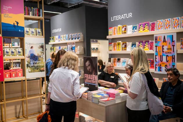 Eroeffnung der 78. Frankfurter Buchmesse am Mittwoch (07.10.2026) in Frankfurt am Main. Zunaechst sind die Messehallen der Buchbranche vorbehalten, von Freitag 11 Uhr an bis zum Messeschluss am Sonntag sind auch Privatbesucher willkommen. Ehrengastland der Buchmesse ist in diesem Jahr Tschechien. Das Nachbarland praesentiert seine Literaturszene mit mehr als 100 Veranstaltungen. (Siehe epd-Meldung vom 07.10.2026)