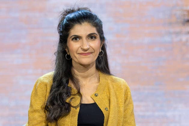 Buchmesse Frankfurt 2026 Die Trägerin des Deutschen Buchpreises 2026, Shida Bazyar, präsentiert auf der Literaturbühne von ARD, ZDF und 3sat ihr prämiertes Buch Die Lücken., Frankfurt am Main Hessen Deutschland Messegelände