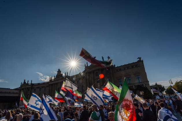 Gedenkfeier auf dem Bebelplatz in Berlin-Mitte, Zentrum der deutschen Hauptstadt;Gedenkveranstaltung 3. Jahrestag Terroranschlag der Hamas in Israel 7. Oktober. Nie vergessen. Niemals schweigen., Berlin Berlin Deutschland Bebelplatz