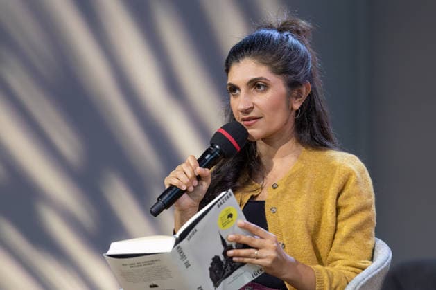 Buchmesse Frankfurt 2026 Die Trägerin des Deutschen Buchpreises 2026, Shida Bazyar, präsentiert auf der Literaturbühne von ARD, ZDF und 3sat ihr prämiertes Buch Die Lücken., Frankfurt am Main Hessen Deutschland Messegelände