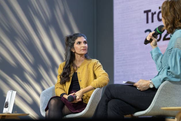 Buchmesse Frankfurt 2026 Die Trägerin des Deutschen Buchpreises 2026, Shida Bazyar, präsentiert auf der Literaturbühne von ARD, ZDF und 3sat ihr prämiertes Buch Die Lücken., Frankfurt am Main Hessen Deutschland Messegelände
