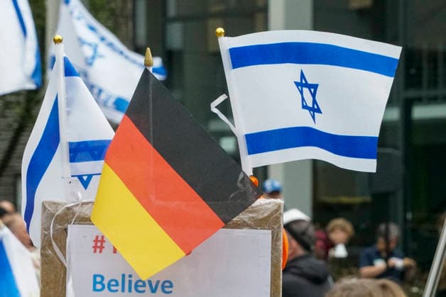CNTV MAHNWACHE - Demonstranten auf der Strasse die Teilnehmer mit Deutschland Israel Fahnen bei der Mahnwache anlaesslich des 3.Jahrestages des Ueberfalls und Massakers in Israel Menschen versammeln sich die Menschen vor dem Audimax im Grindelvietel in Hamburg am 07.10.2026 Hamburg Deutschland