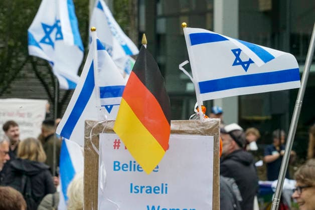 CNTV MAHNWACHE - Demonstranten auf der Strasse die Teilnehmer mit Deutschland Israel Fahnen bei der Mahnwache anlaesslich des 3.Jahrestages des Ueberfalls und Massakers in Israel Menschen versammeln sich die Menschen vor dem Audimax im Grindelvietel in Hamburg am 07.10.2026 Hamburg Deutschland
