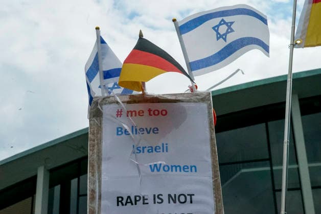 CNTV MAHNWACHE - Demonstranten auf der Strasse die Teilnehmer mit Deutschland Israel Fahnen bei der Mahnwache anlaesslich des 3.Jahrestages des Ueberfalls und Massakers in Israel Menschen versammeln sich die Menschen vor dem Audimax im Grindelvietel in Hamburg am 07.10.2026 Hamburg Deutschland