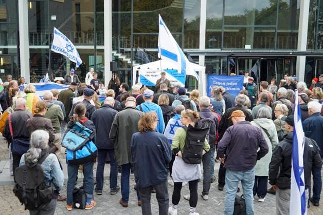 CNTV MAHNWACHE - Demonstranten auf der Strasse die Teilnehmer mit Deutschland Israel Fahnen bei der Mahnwache anlaesslich des 3.Jahrestages des Ueberfalls und Massakers in Israel Menschen versammeln sich die Menschen vor dem Audimax im Grindelvietel in Hamburg am 07.10.2026 Hamburg Deutschland