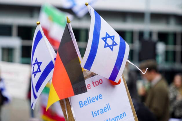 CNTV MAHNWACHE - Demonstranten auf der Strasse die Teilnehmer mit Deutschland Israel Fahnen bei der Mahnwache anlaesslich des 3.Jahrestages des Ueberfalls und Massakers in Israel Menschen versammeln sich die Menschen vor dem Audimax im Grindelvietel in Hamburg am 07.10.2026 Hamburg Deutschland