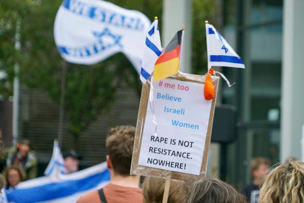 CNTV MAHNWACHE - Demonstranten auf der Strasse die Teilnehmer mit Deutschland Israel Fahnen bei der Mahnwache anlaesslich des 3.Jahrestages des Ueberfalls und Massakers in Israel Menschen versammeln sich die Menschen vor dem Audimax im Grindelvietel in Hamburg am 07.10.2026 Hamburg Deutschland