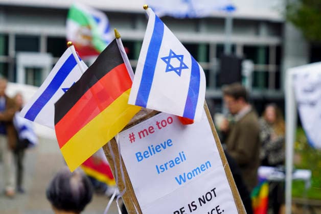 CNTV MAHNWACHE - Demonstranten auf der Strasse die Teilnehmer mit Deutschland Israel Fahnen bei der Mahnwache anlaesslich des 3.Jahrestages des Ueberfalls und Massakers in Israel Menschen versammeln sich die Menschen vor dem Audimax im Grindelvietel in Hamburg am 07.10.2026 Hamburg Deutschland