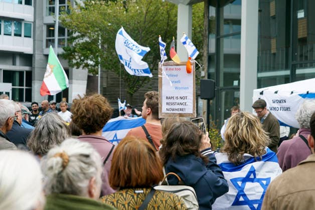 CNTV MAHNWACHE - Demonstranten auf der Strasse die Teilnehmer mit Deutschland Israel Fahnen bei der Mahnwache anlaesslich des 3.Jahrestages des Ueberfalls und Massakers in Israel Menschen versammeln sich die Menschen vor dem Audimax im Grindelvietel in Hamburg am 07.10.2026 Hamburg Deutschland