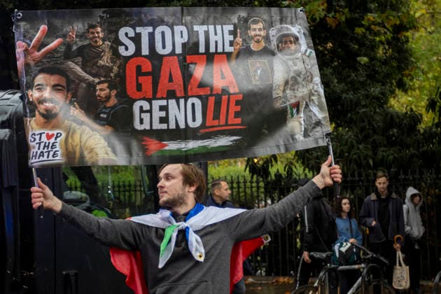 Pro-Israel Counter-Protest Disrupts Pro-Palestine Student March Russell Square, London, October 7, 2026 A pro-Palestine student march travelled from Lincoln™s Inn Fields towards Russell Square, where pro-Israel counter-protesters gathered with Israeli flags and placards. The counter-protest disrupted the student demonstration as police maintained a presence and kept the two groups separated., Credit:Zak Irfan Avalon  Copyright: xZakxIrfanx xAvalonx 1141227627