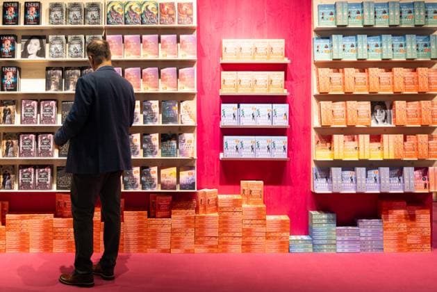 78. Frankfurter Buchmesse Besucherinnen und Besucher vertiefen sich in Neuerscheinungen auf der Buchmesse in Frankfurt am Main. Die 78. Frankfurter Buchmesse findet vom 7. - 11. Oktober 2026 statt. Frankfurt am Main Messegelände Hessen Deutschland