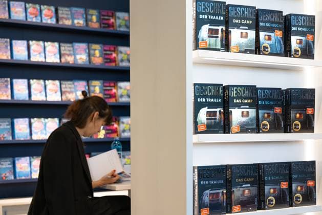 78. Frankfurter Buchmesse Besucherinnen und Besucher vertiefen sich in Neuerscheinungen auf der Buchmesse in Frankfurt am Main. Die 78. Frankfurter Buchmesse findet vom 7. - 11. Oktober 2026 statt. Frankfurt am Main Messegelände Hessen Deutschland