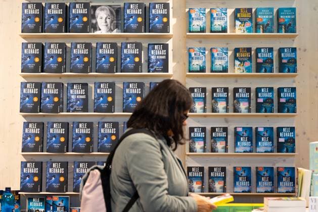 78. Frankfurter Buchmesse Besucherinnen und Besucher vertiefen sich in Neuerscheinungen auf der Buchmesse in Frankfurt am Main. Die 78. Frankfurter Buchmesse findet vom 7. - 11. Oktober 2026 statt. Frankfurt am Main Messegelände Hessen Deutschland