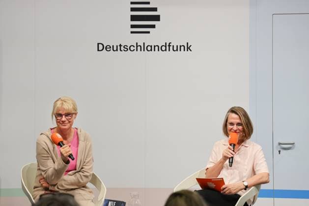 78. Frankfurter Buchmesse Die Hessische Autorin Nele Neuhaus wird auf der Buchmesse in Frankfurt am Main vom Deutschlandfunk interviewt. Die 78. Frankfurter Buchmesse findet vom 7. - 11. Oktober 2026 statt. Frankfurt am Main Messegelände Hessen Deutschland