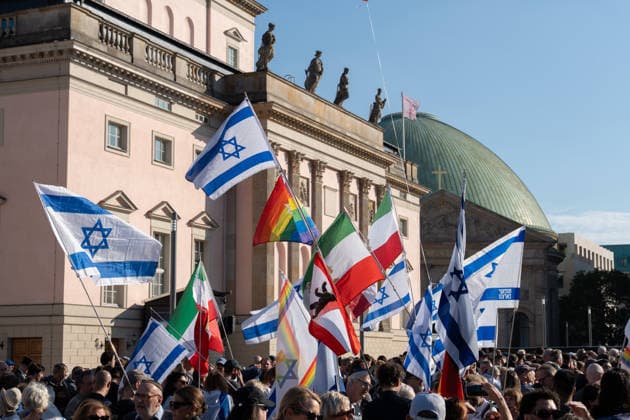 Gedenkfeier auf dem Bebelplatz in Berlin-Mitte, Zentrum der deutschen Hauptstadt;Gedenkveranstaltung 3. Jahrestag Terroranschlag der Hamas in Israel 7. Oktober. Nie vergessen. Niemals schweigen., Berlin Berlin Deutschland Bebelplatz
