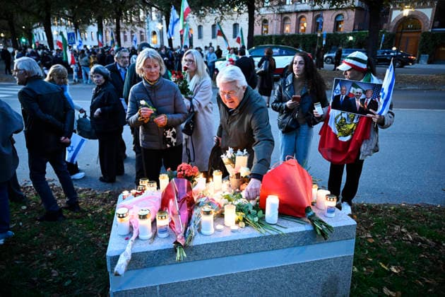 STOCKHOLM, SWEDEN 20261007 Israeli demonstration outside the Israeli Embassy on the anniversary of Hamas s terrorist attack against Israel STOCKHOLM SWEDEN x10070x  Copyright: xJessicaxGow TTx MANIFESTATION ISRAEL 7 OKTOBER 2KtSqJ7QAWo