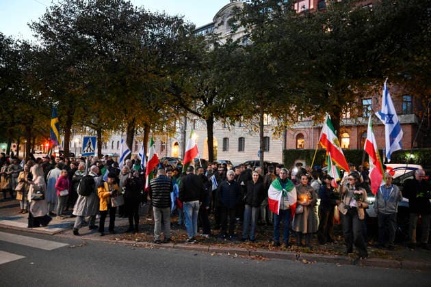 STOCKHOLM, SWEDEN 20261007 Israeli demonstration outside the Israeli Embassy on the anniversary of Hamas s terrorist attack against Israel STOCKHOLM SWEDEN x10070x  Copyright: xJessicaxGow TTx MANIFESTATION ISRAEL 7 OKTOBER JE4VdYYpx4U