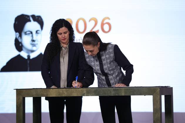 October 7, 2026: TO-45384- CIUDAD DE MEXICO,2026-10-07. Luisa Maria Alcalde Lujan and President of Mexico Claudia Sheinbaum Pardo lead an official document signing ceremony during the daily morning press briefing at the National Palace in Mexico City The signing formalizes the promulgation of the constitutional reform for its publication in the Official Gazette of the Federation. Clasos.com.mx  - ZUMAcs4_ 20261007_faa_cs4_075 Copyright: xLuisxMarinx