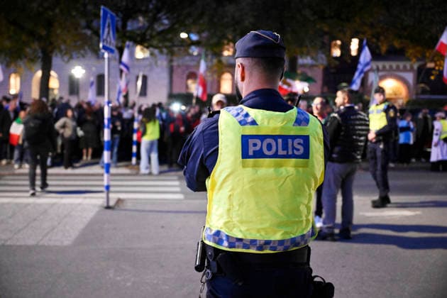 STOCKHOLM, SWEDEN 20261007 Police presence during an Israeli demonstration outside the Israeli Embassy on the anniversary of Hamas s terrorist attack against Israel STOCKHOLM SWEDEN x10070x  Copyright: xJessicaxGow TTx MANIFESTATION ISRAEL 7 OKTOBER 1xw1rOKSYpQ