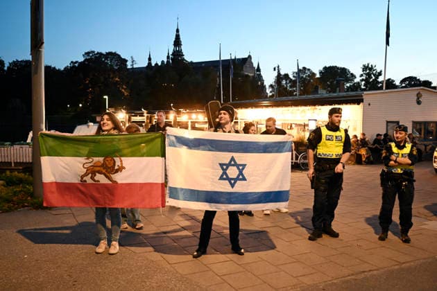 STOCKHOLM, SWEDEN 20261007 Israeli demonstration outside the Israeli Embassy on the anniversary of Hamas s terrorist attack against Israel STOCKHOLM SWEDEN x10070x  Copyright: xJessicaxGow TTx MANIFESTATION ISRAEL 7 OKTOBER xBFUUtVF-7k