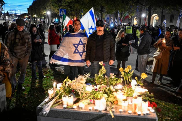 STOCKHOLM, SWEDEN 20261007 Israeli demonstration outside the Israeli Embassy on the anniversary of Hamas s terrorist attack against Israel STOCKHOLM SWEDEN x10070x  Copyright: xJessicaxGow TTx MANIFESTATION ISRAEL 7 OKTOBER pEYYylkik_M