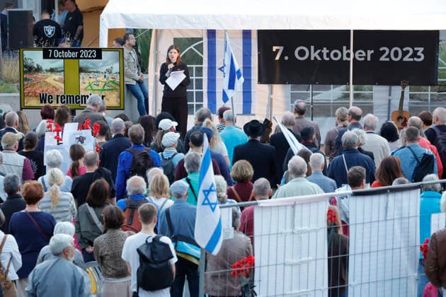 Gedenken 7.10.23 07.10.2026 Drei Jahre nach dem HAMAS Angriff auf Israel mit 1200 getöteten Menschen und 251 Menschen als Geiseln gedenken auf dem Friedensplatz mit einer Installation und einer zentralen Kundgebung zahlreiche Darmstädter. Schirmherr ist Oberbürgermeister Hanno Benz. Darmstadt Hessen Deutschland