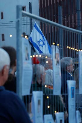 Gedenken 7.10.23 07.10.2026 Drei Jahre nach dem HAMAS Angriff auf Israel mit 1200 getöteten Menschen und 251 Menschen als Geiseln gedenken auf dem Friedensplatz mit einer Installation und einer zentralen Kundgebung zahlreiche Darmstädter. Schirmherr ist Oberbürgermeister Hanno Benz. Darmstadt Hessen Deutschland