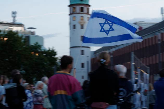 Gedenken 7.10.23 07.10.2026 Drei Jahre nach dem HAMAS Angriff auf Israel mit 1200 getöteten Menschen und 251 Menschen als Geiseln gedenken auf dem Friedensplatz mit einer Installation und einer zentralen Kundgebung zahlreiche Darmstädter. Schirmherr ist Oberbürgermeister Hanno Benz. Darmstadt Hessen Deutschland