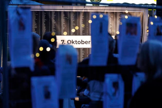 Gedenken 7.10.23 07.10.2026 Drei Jahre nach dem HAMAS Angriff auf Israel mit 1200 getöteten Menschen und 251 Menschen als Geiseln gedenken auf dem Friedensplatz mit einer Installation und einer zentralen Kundgebung zahlreiche Darmstädter. Schirmherr ist Oberbürgermeister Hanno Benz. Darmstadt Hessen Deutschland