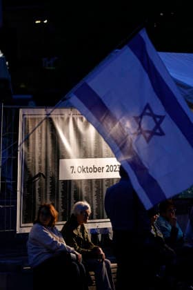 Gedenken 7.10.23 07.10.2026 Drei Jahre nach dem HAMAS Angriff auf Israel mit 1200 getöteten Menschen und 251 Menschen als Geiseln gedenken auf dem Friedensplatz mit einer Installation und einer zentralen Kundgebung zahlreiche Darmstädter. Schirmherr ist Oberbürgermeister Hanno Benz. Darmstadt Hessen Deutschland