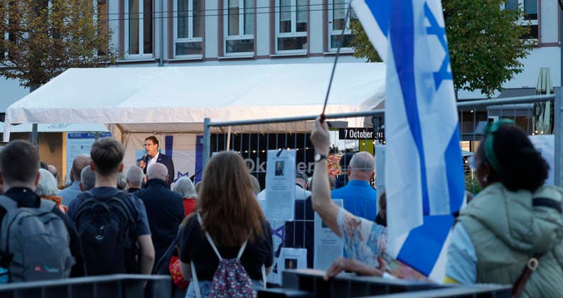 Gedenken 7.10.23 07.10.2026 Drei Jahre nach dem HAMAS Angriff auf Israel mit 1200 getöteten Menschen und 251 Menschen als Geiseln gedenken auf dem Friedensplatz mit einer Installation und einer zentralen Kundgebung zahlreiche Darmstädter. Schirmherr ist Oberbürgermeister Hanno Benz. Darmstadt Hessen Deutschland