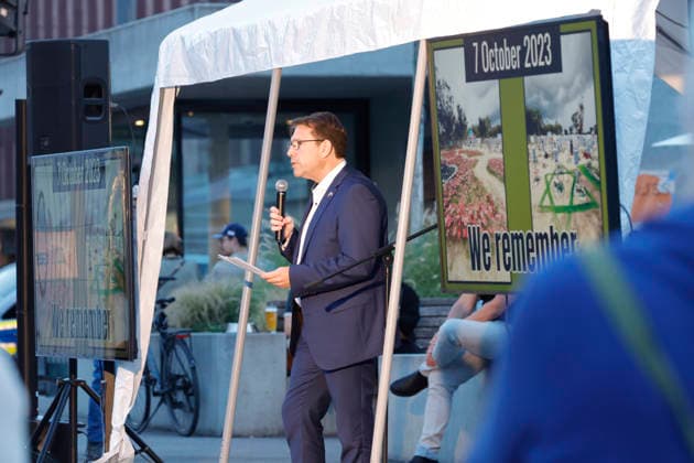 Gedenken 7.10.23 07.10.2026 Drei Jahre nach dem HAMAS Angriff auf Israel mit 1200 getöteten Menschen und 251 Menschen als Geiseln gedenken auf dem Friedensplatz mit einer Installation und einer zentralen Kundgebung zahlreiche Darmstädter. Schirmherr ist Oberbürgermeister Hanno Benz. Darmstadt Hessen Deutschland