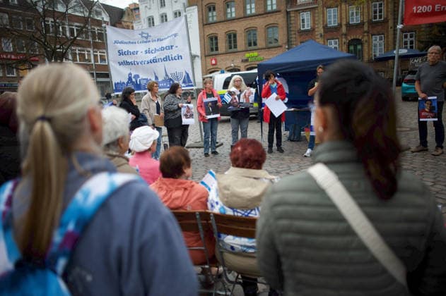 Flensburg, Schleswig-Holstein Flensburg gedenkt den Opfern des 7. Oktober 2023. Teilnehmer versammeln sich auf dem Südermarkt. Es werden Lieder gesungen und die Namen und Geschichten einzelner Opfer des Terroranschlages vorgelesen. Aufnahme vom 07.10.2026, Flensburg