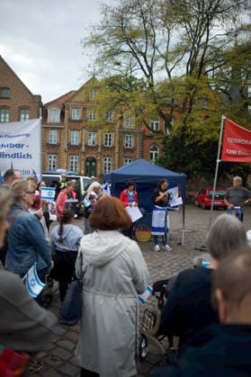 Flensburg, Schleswig-Holstein Flensburg gedenkt den Opfern des 7. Oktober 2023. Teilnehmer versammeln sich auf dem Südermarkt. Es werden Lieder gesungen und die Namen und Geschichten einzelner Opfer des Terroranschlages vorgelesen. Aufnahme vom 07.10.2026, Flensburg