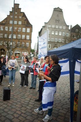 Flensburg, Schleswig-Holstein Flensburg gedenkt den Opfern des 7. Oktober 2023. Teilnehmer versammeln sich auf dem Südermarkt. Es werden Lieder gesungen und die Namen und Geschichten einzelner Opfer des Terroranschlages vorgelesen. Aufnahme vom 07.10.2026, Flensburg