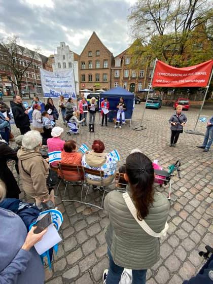 Flensburg, Schleswig-Holstein Flensburg gedenkt den Opfern des 7. Oktober 2023. Teilnehmer versammeln sich auf dem Südermarkt. Es werden Lieder gesungen und die Namen und Geschichten einzelner Opfer des Terroranschlages vorgelesen. Aufnahme vom 07.10.2026, Flensburg