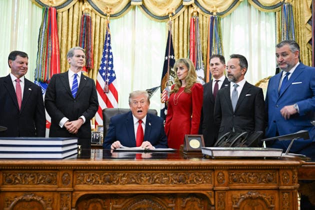 Trump Makes Oval Office Announcement WASHINGTON, DC - OCT. 7: US President Donald Trump makes an announcement in the Oval Office on Wednesday, Oct. 7, 2026 at the White House in Washington, D.C. (Photo by Annabelle Gordon Pool For The Washington Post) Washington DC United States  Copyright: xPool ABACAx